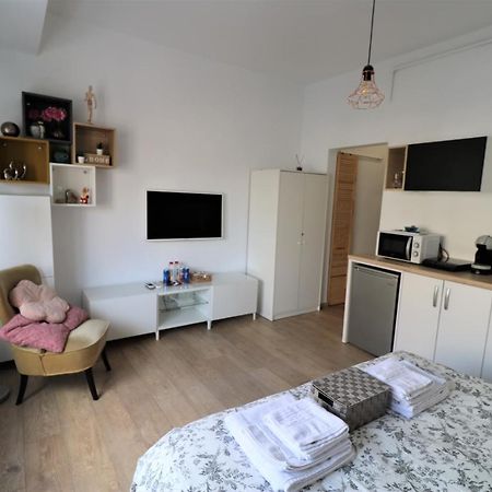 Lovely City Center Apartment - Free Minibar Бухарест Екстер'єр фото
