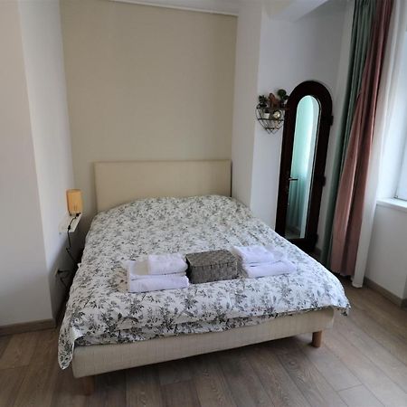 Lovely City Center Apartment - Free Minibar Бухарест Екстер'єр фото